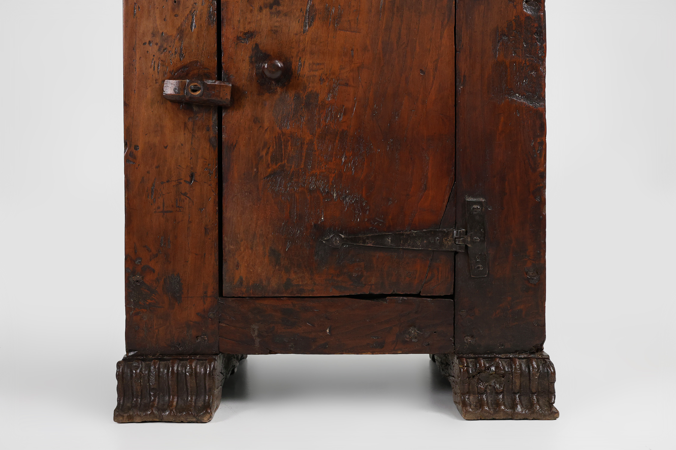 Rare French 16th century oak cabinet with beautiful patinathumbnail